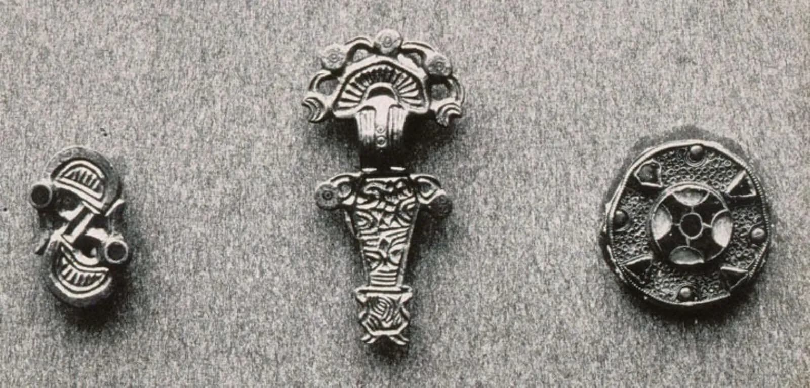 Strasbourg, Exposition de bijoux 1904, broches mérovins-franques (TR)