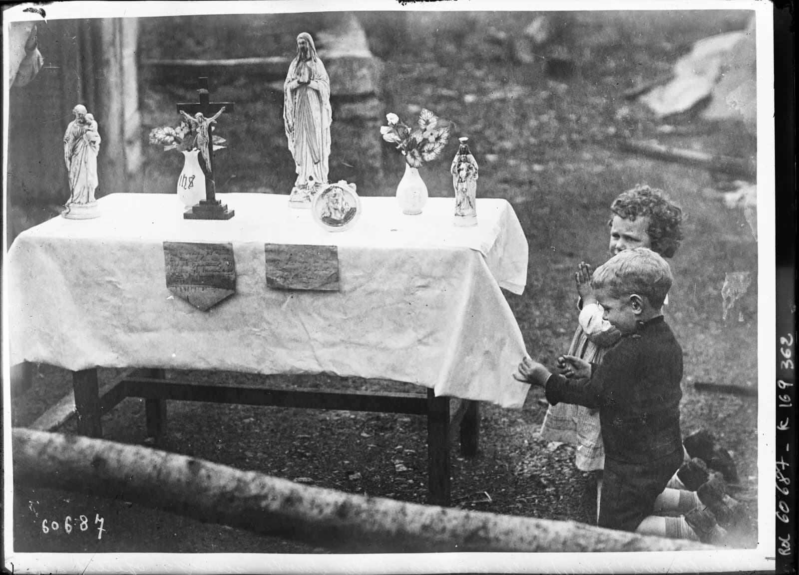 Templemore, Irlande, des statues et des saintes images opèrent des miracles : [photographie de…