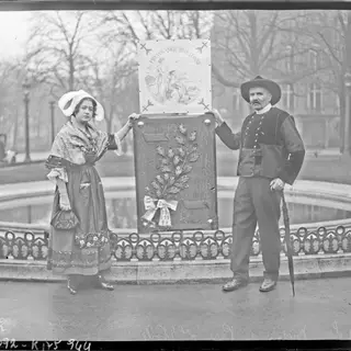 19/2/22, les Bretons de Paris à l'Étoile [couple en costume traditionnel tenant une plaque…