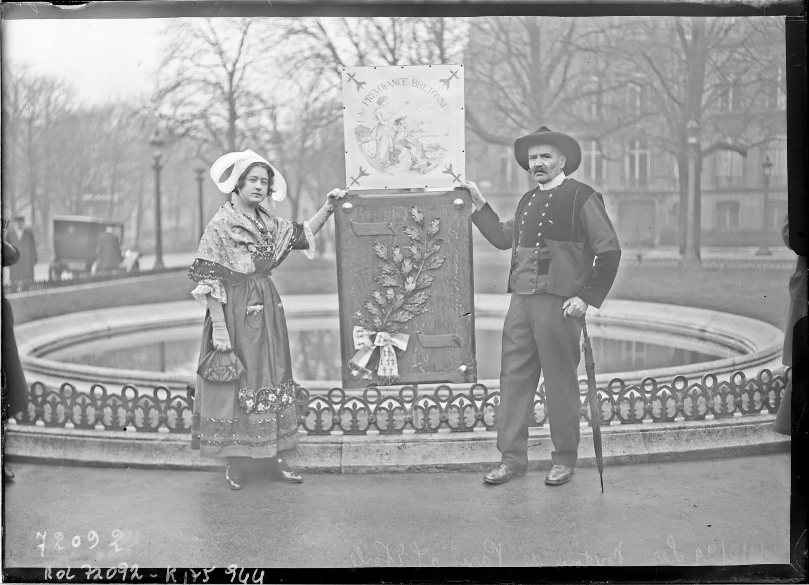 19/2/22, les Bretons de Paris à l'Étoile [couple en costume traditionnel tenant une plaque…