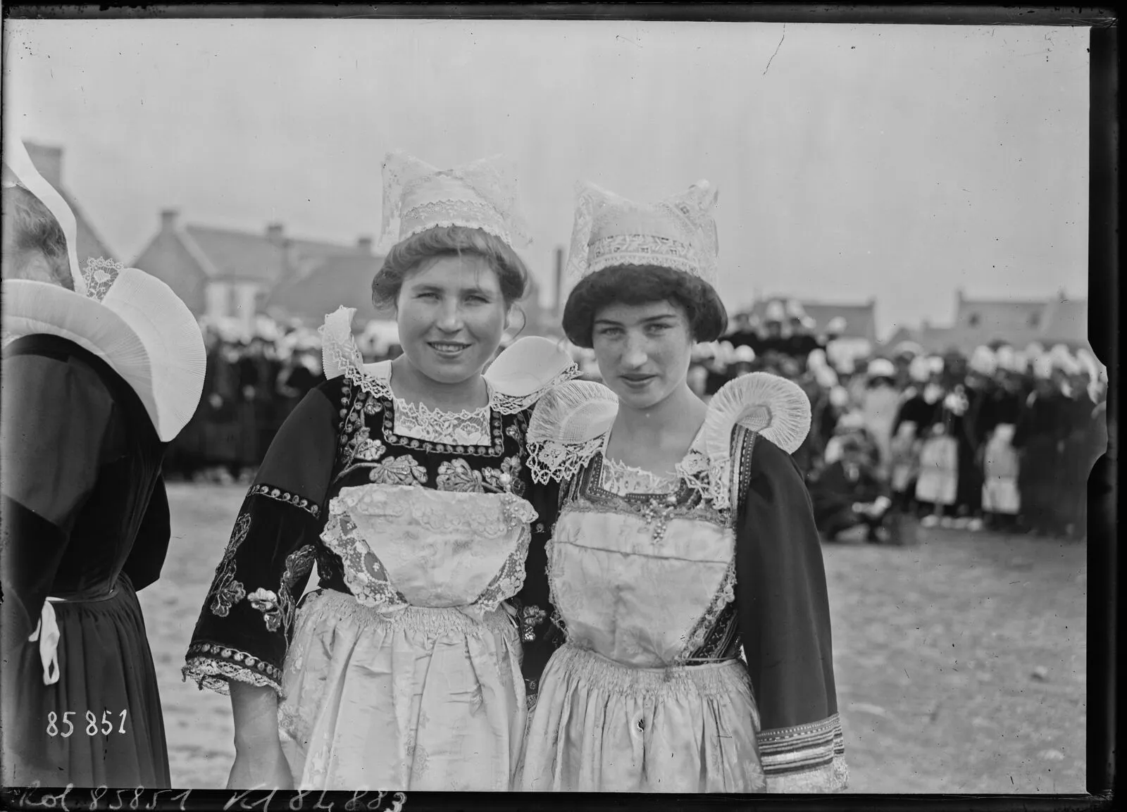 [5 août 1923, portrait de deux bretonnes participant à la fête des cormorans à…