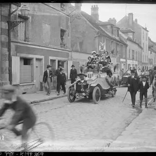 28-6-26, Villeneuve-le-Roi, pardon breton, char de la duchesse Anne de Bretagne : [photographie de…