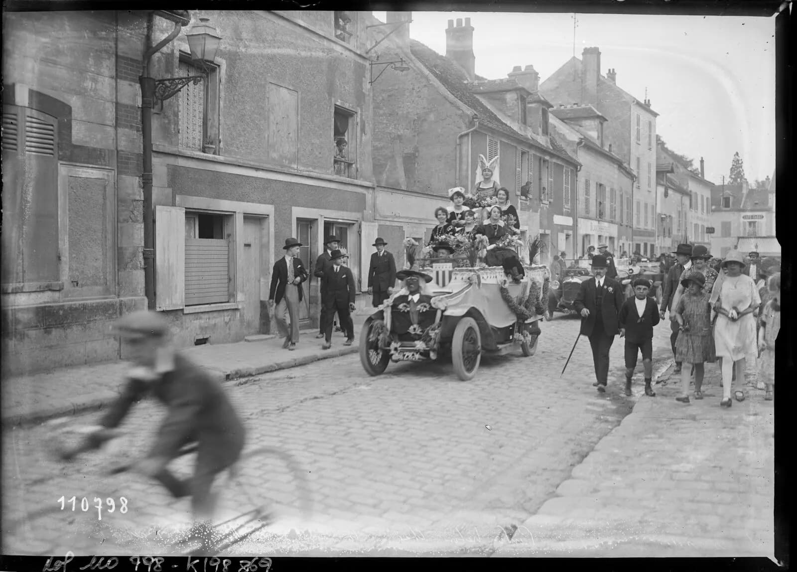 28-6-26, Villeneuve-le-Roi, pardon breton, char de la duchesse Anne de Bretagne : [photographie de…