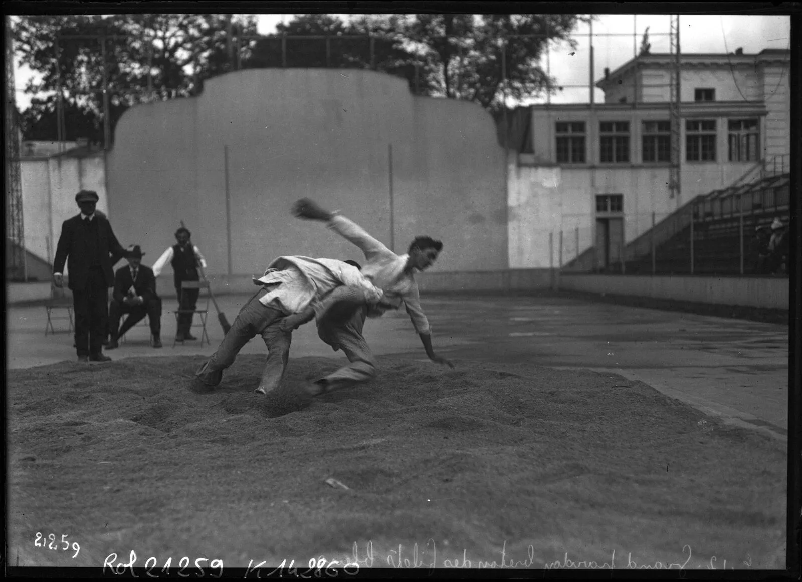 16-6-12, grand pardon breton des Filets bleus [deux hommes pratiquant la lutte bretonne, à…