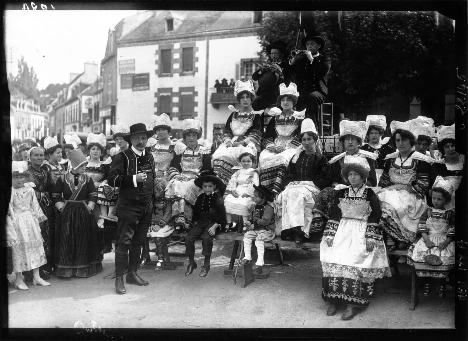 Les Fêtes Bretonnes de Pont-Aven : Botrel au milieu des Bretons : [photographie de…