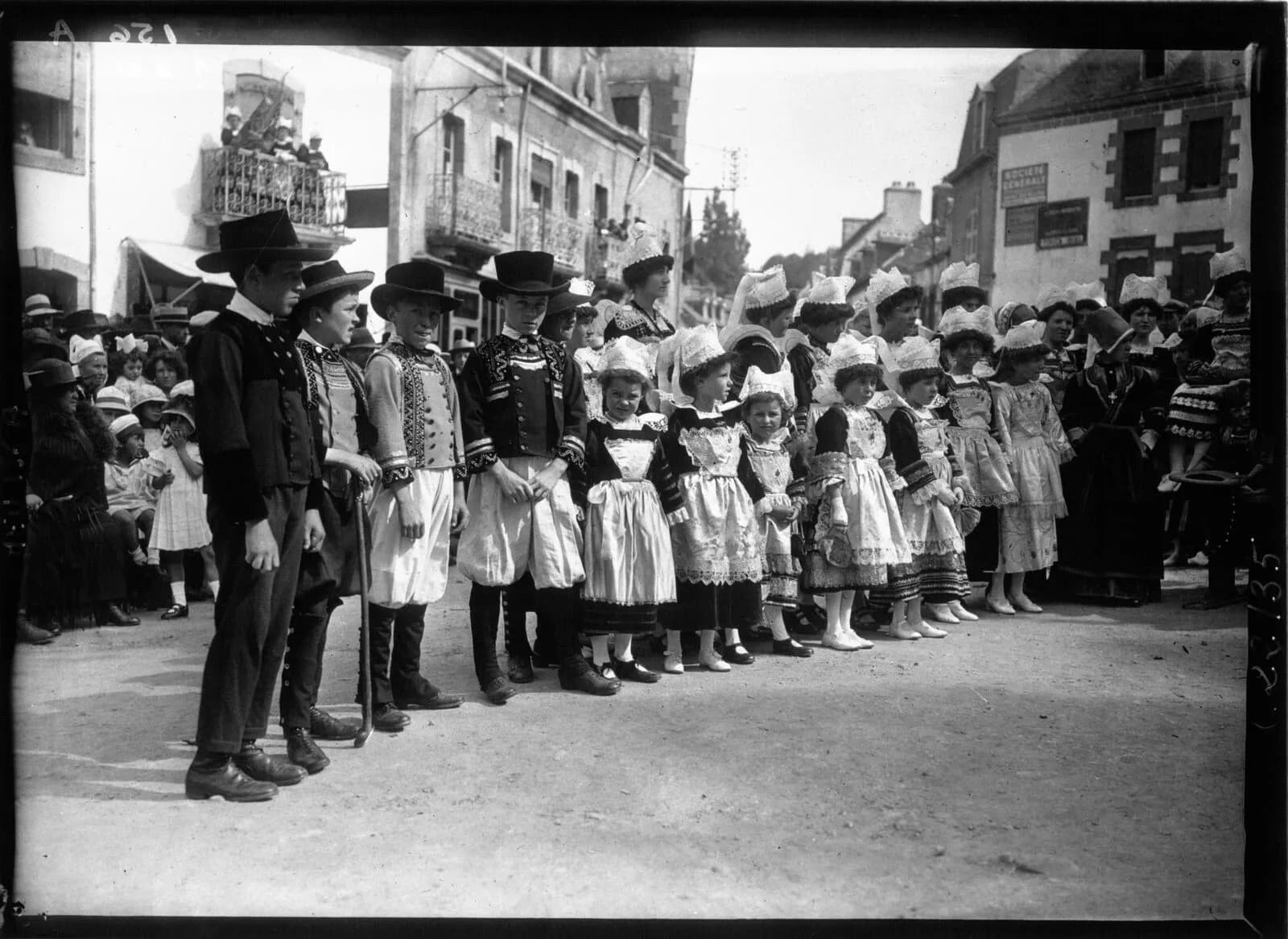 Les Fêtes Bretonnes de Pont-Aven : concours de vieux costumes : jeunes filles et…