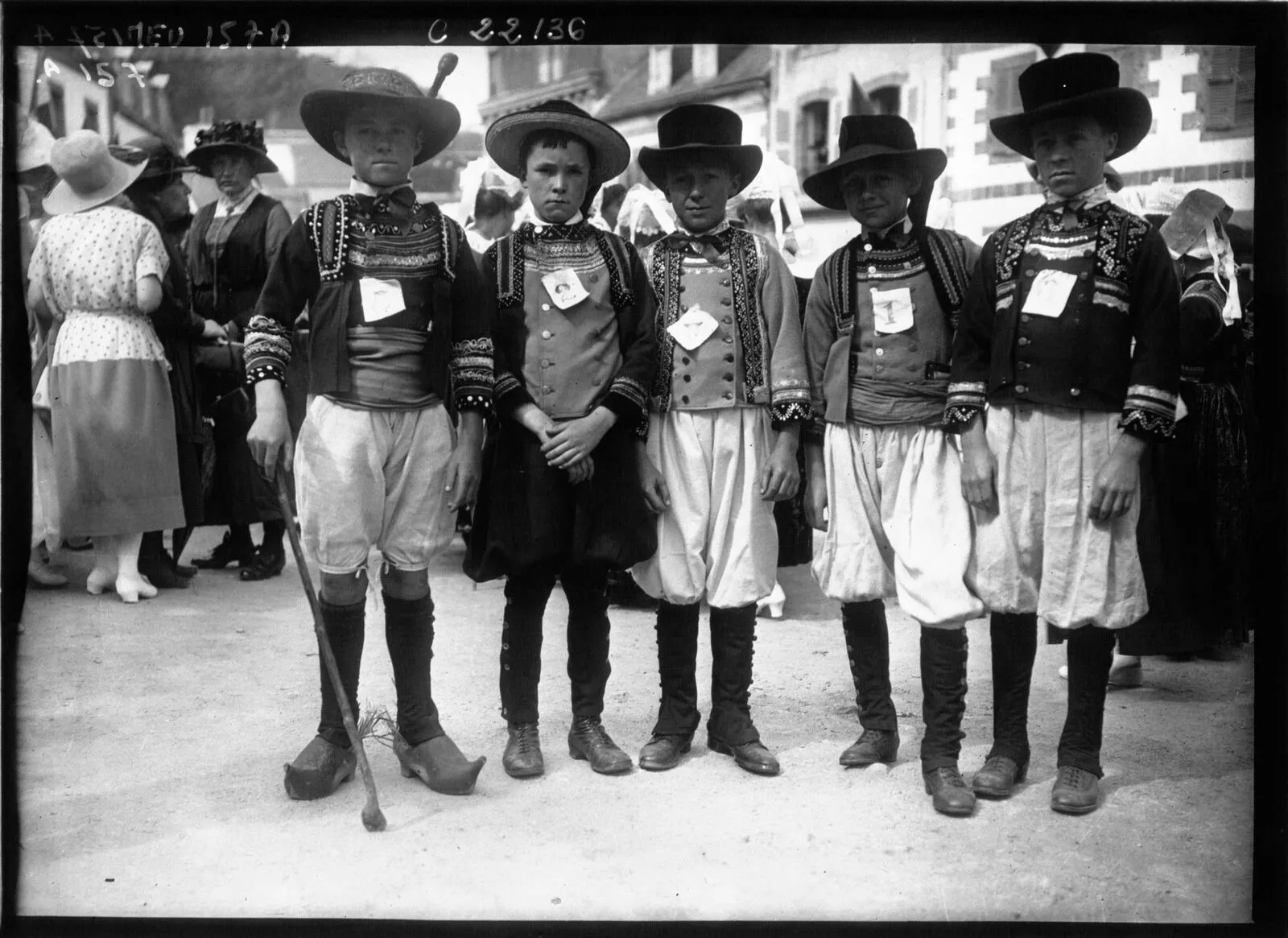 Les Fêtes Bretonnes de Pont-Aven : concours de vieux costumes : jeunes filles et…