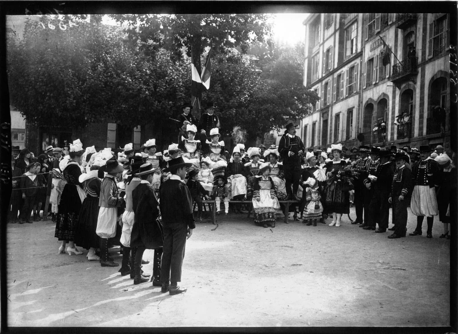 Les Fêtes Bretonnes de Pont-Aven : le chanteur Théodore Botrel au milieu des costumes…