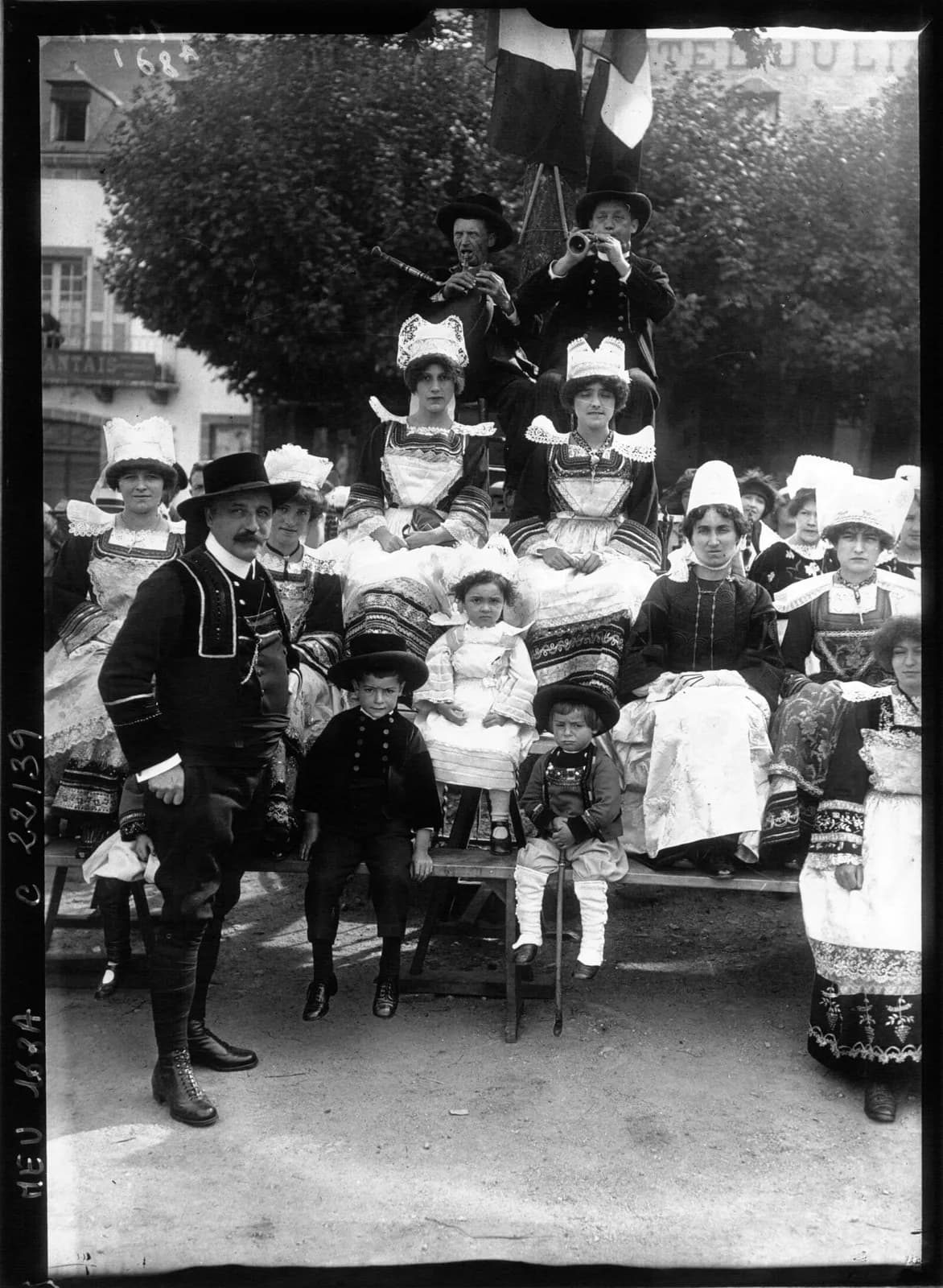 Les Fêtes Bretonnes de Pont-Aven : les joueurs de bignou, les deux reines des…