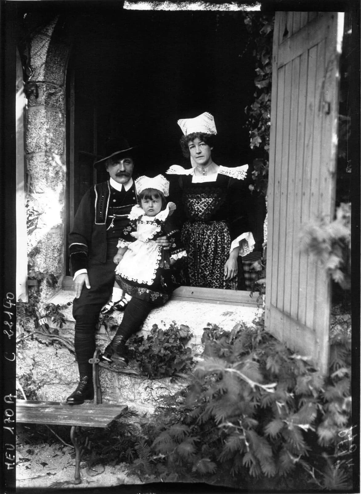 Les Fêtes Bretonnes de Pont-Aven : Théodore Botrel en famille (à 3 m.) :…