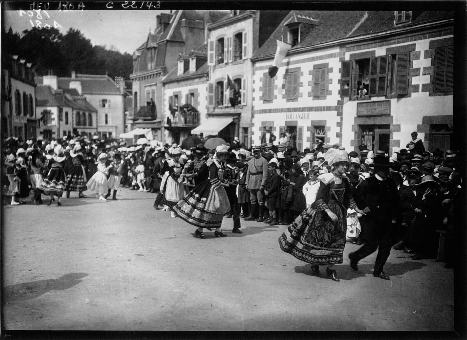 Les Fêtes Bretonnes de Pont-Aven : le bal, danse bretonne d'enfants : [photographie de…